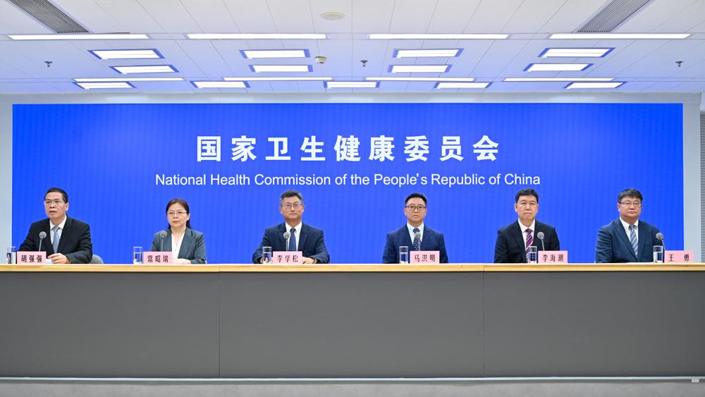 上海爷叔现身被大量股民围观